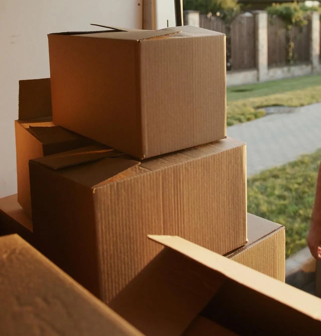 Die Kartons einer Entrümpelung werden in Frechen in den Transporter geladen